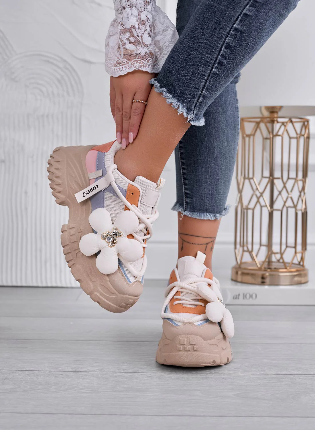 Sneakers beige a più colori con fiore e teddy gioiello - Image 2