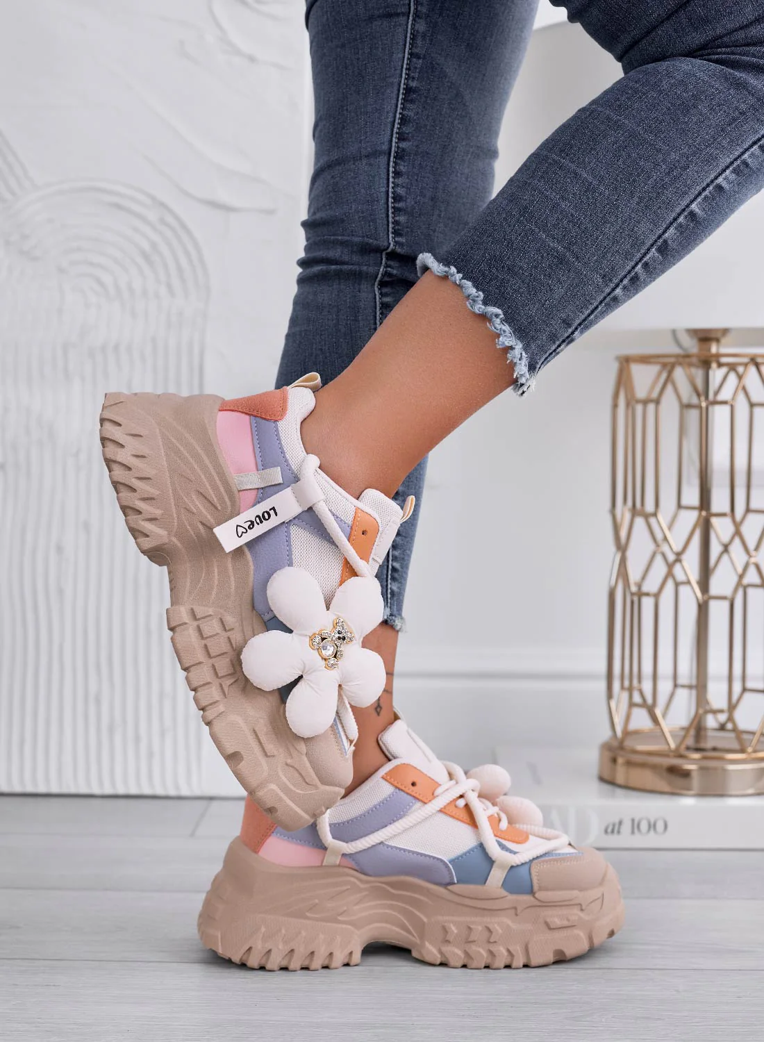 Sneakers beige a più colori con fiore e teddy gioiello - Image 3