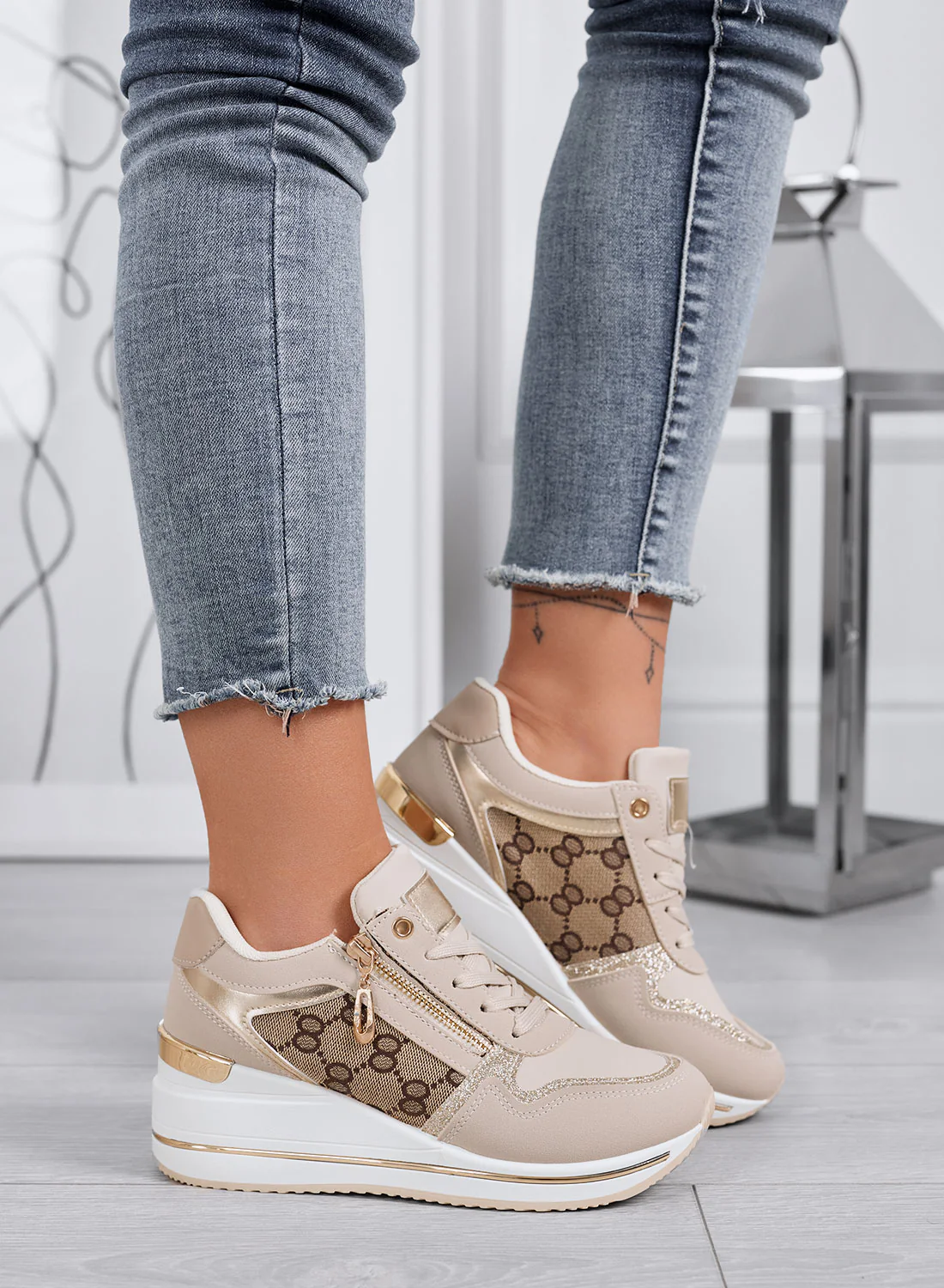 FABRIZIA - Sneakers beige con zeppa e inserti in tessuto - Image 3
