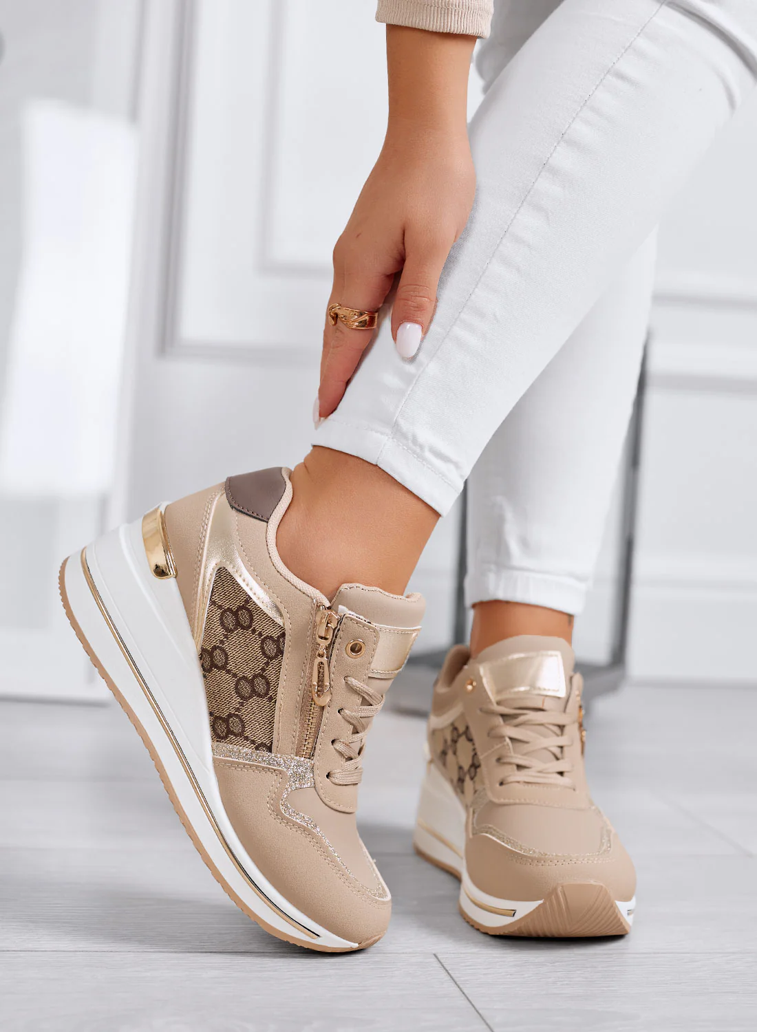 FABRIZIA - Sneakers fango con zeppa e inserti in tessuto