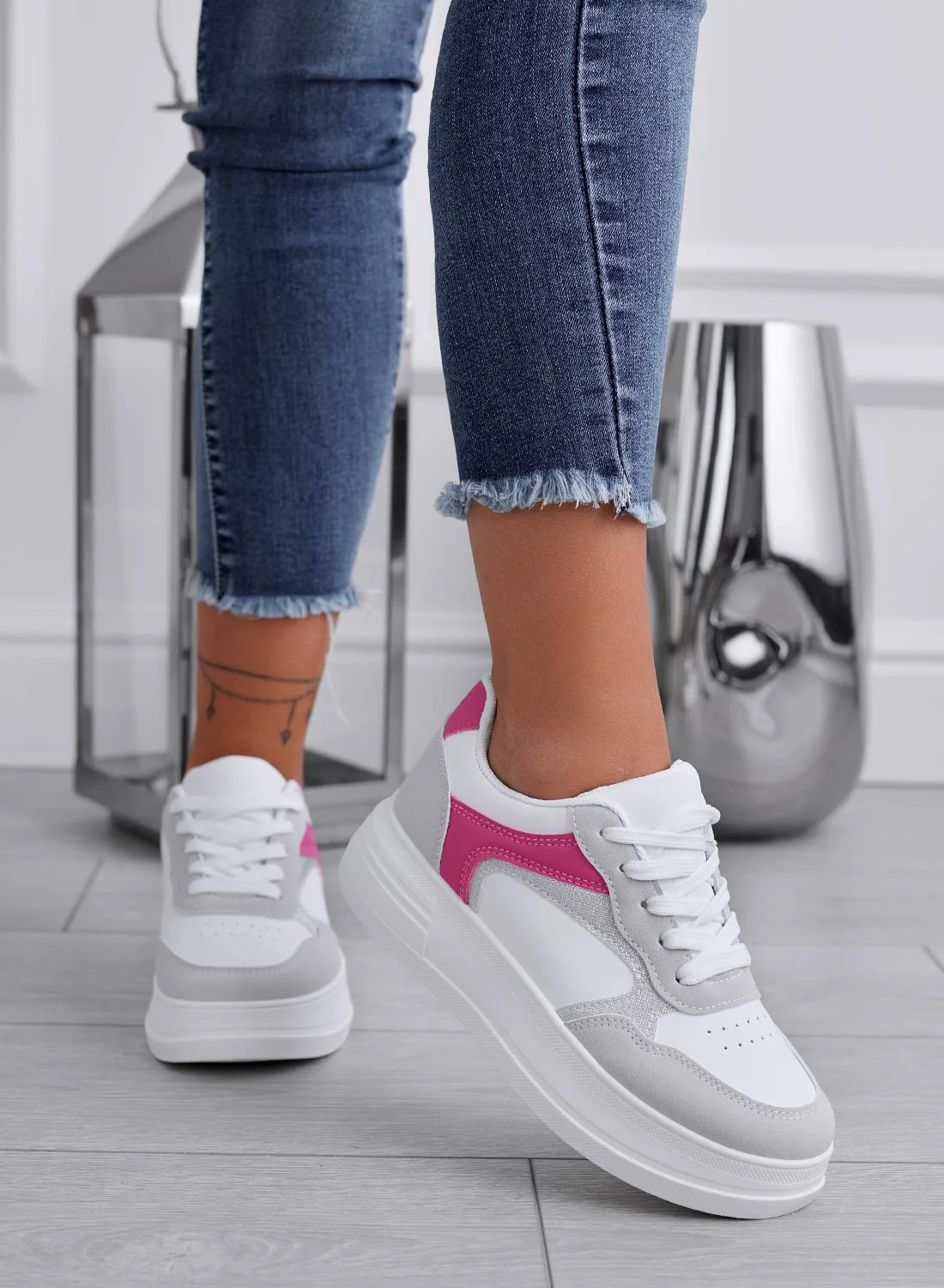 FRIDA - Sneakers bianche con inserti grigi e fuxia - Image 2