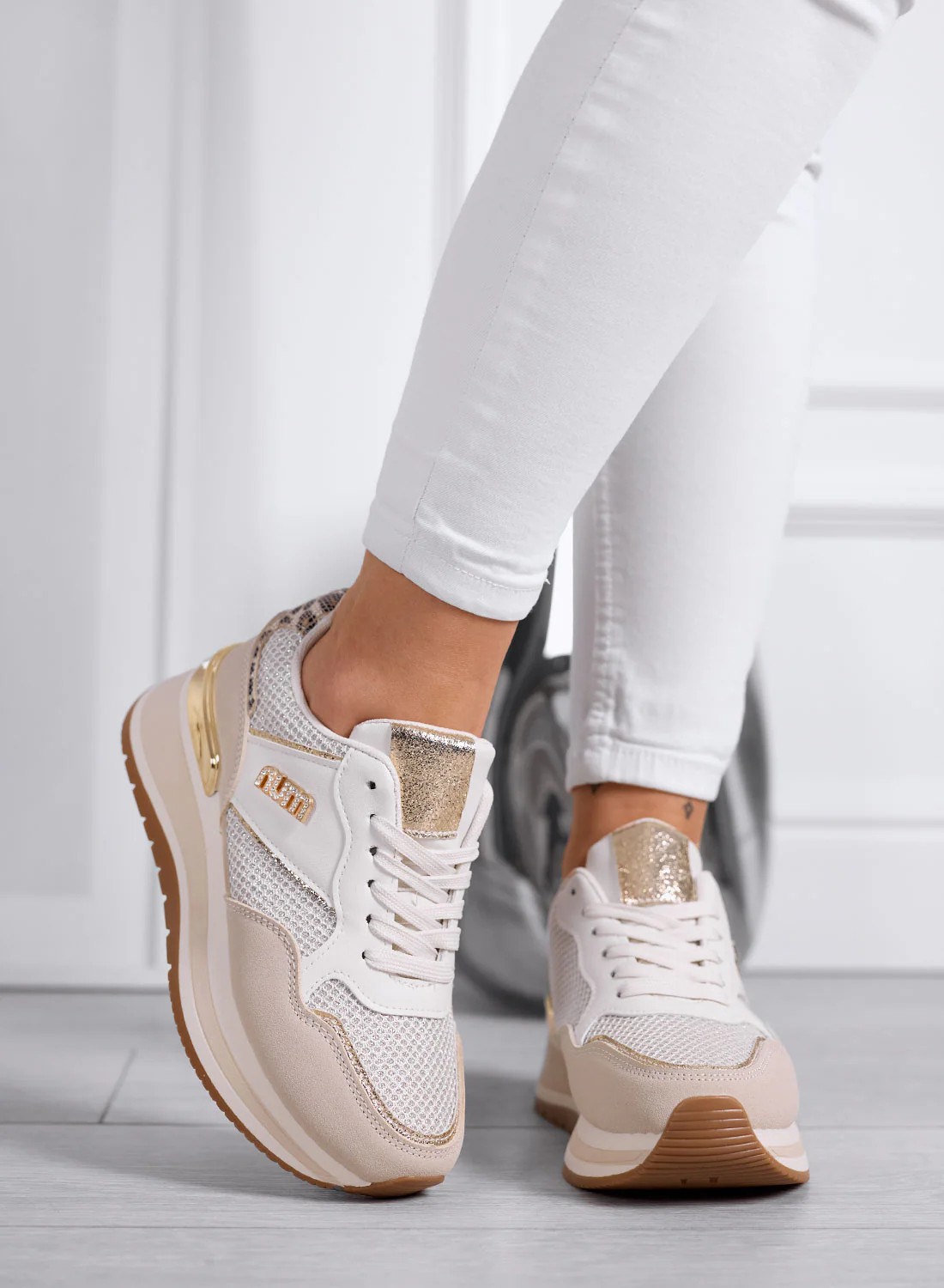 GIADA - Sneakers Beige con Inserti Rete e Dettagli Oro - Image 3