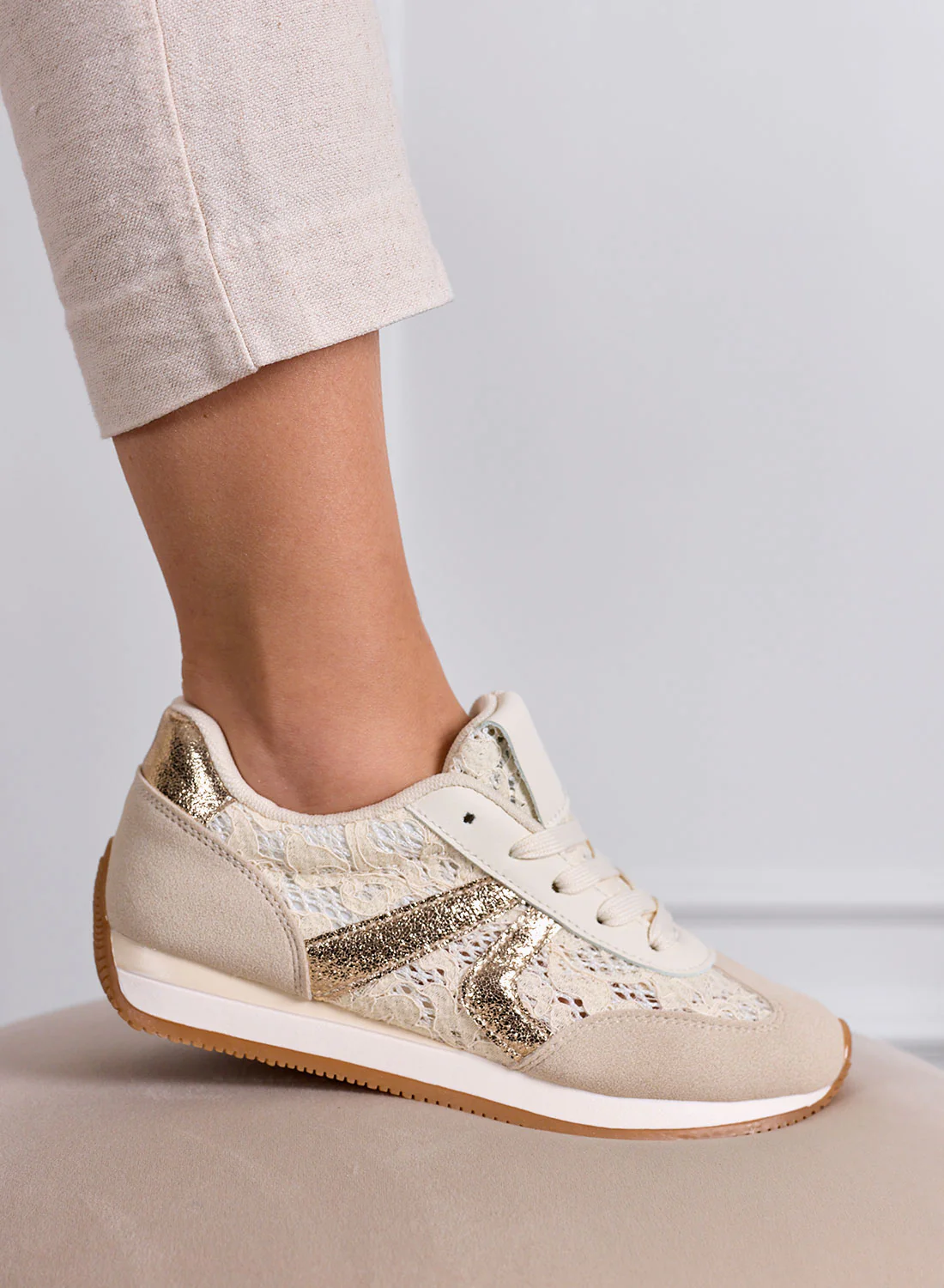 GIULIANA - Sneakers beige con pizzo e inserti oro - Image 2