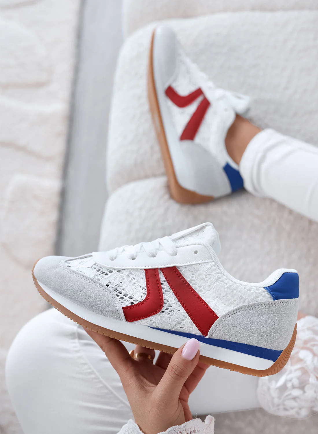 GIULIANA - Sneakers grigie con pizzo bianco e inserti rossi - Image 3