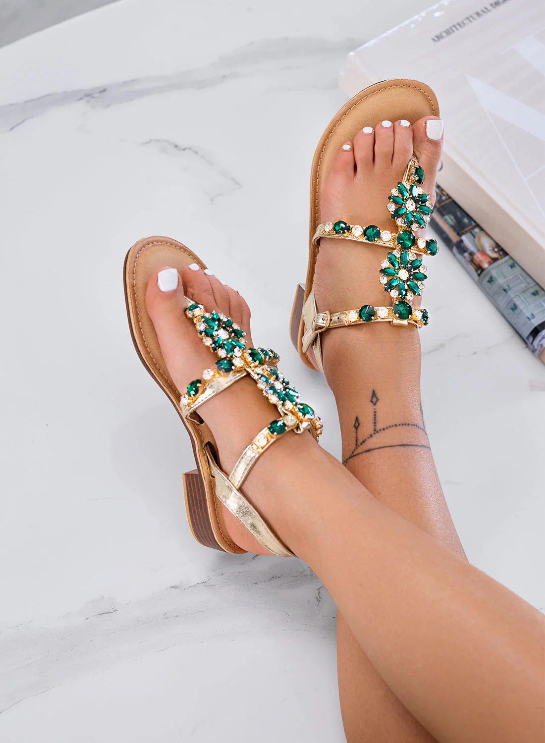 GIULY - Sandali oro bassi con pietre gioiello verdi - Image 3