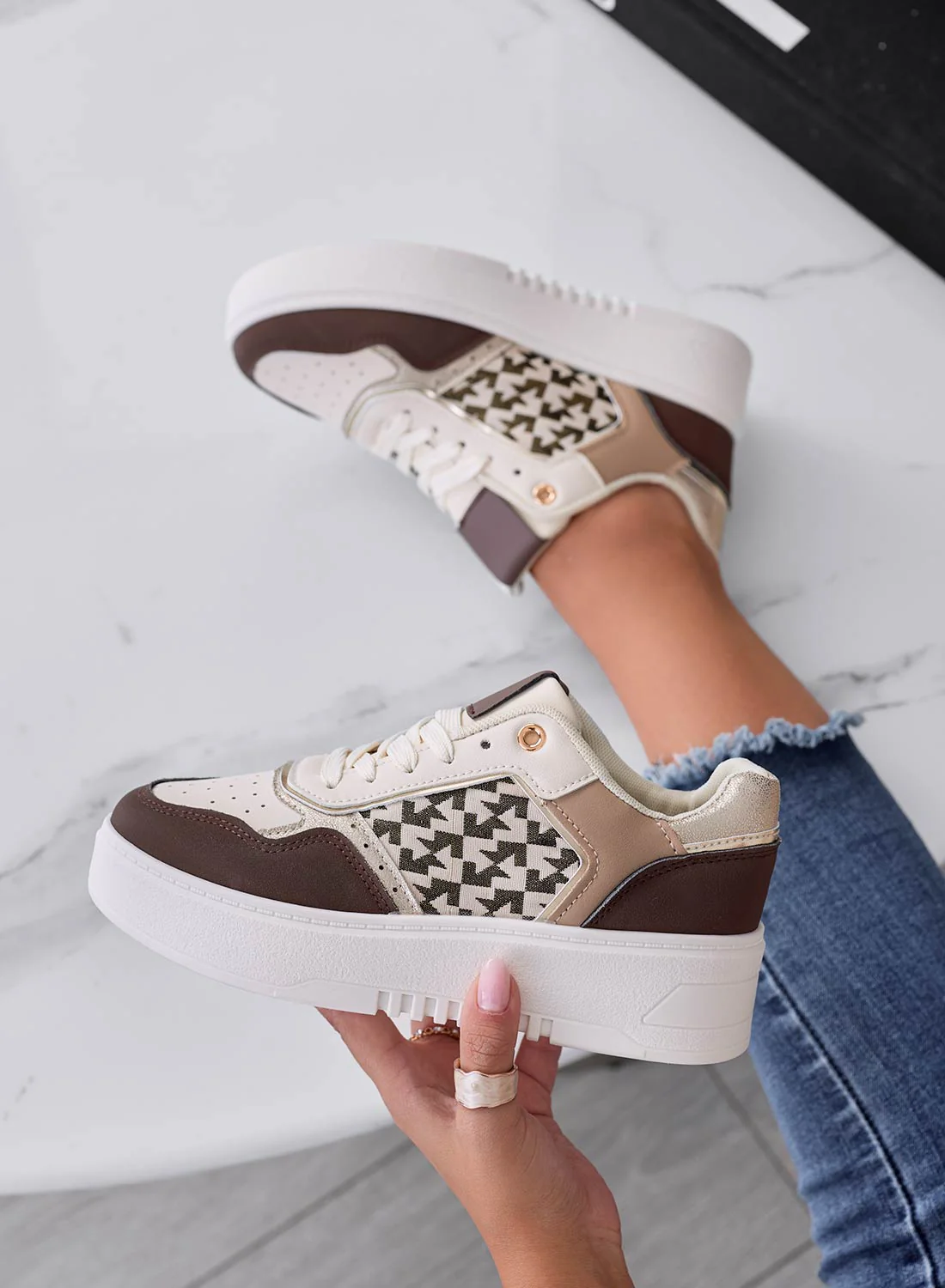 ILARIA - Sneakers marroni con inserti a fantasia - Image 2