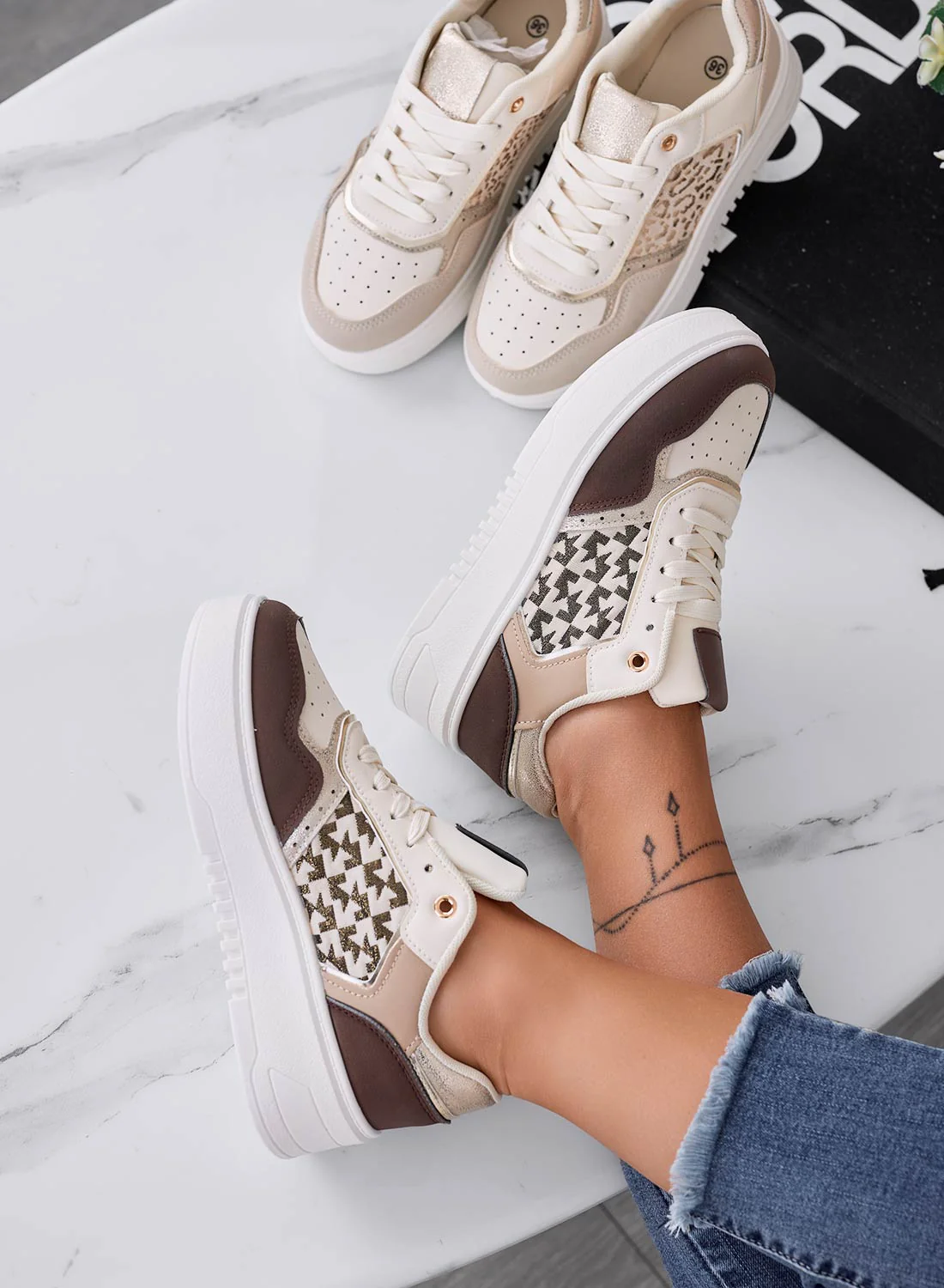 ILARIA - Sneakers marroni con inserti a fantasia - Image 3