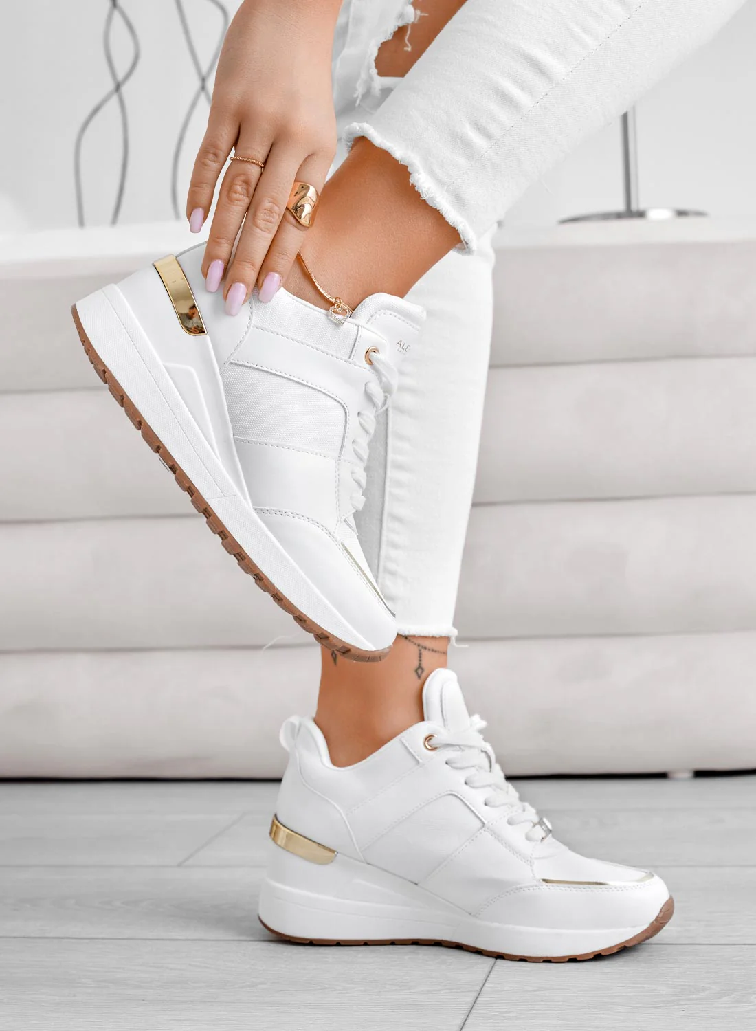 ILIZIA - Sneakers bianche Alexoo con zeppa e inserti oro - Image 2