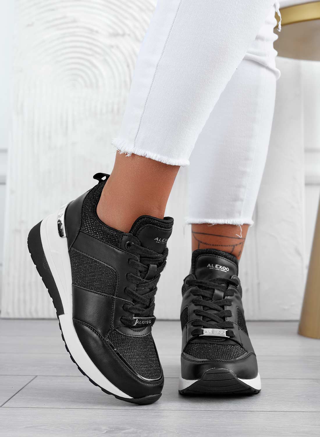 ILIZIA - Sneakers nere Alexoo con zeppa e inserti argento - Image 3