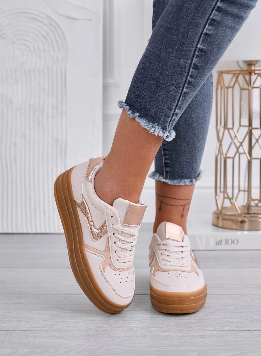 Sneakers beige con inserti champagne laminati e suola in gomma - Image 2
