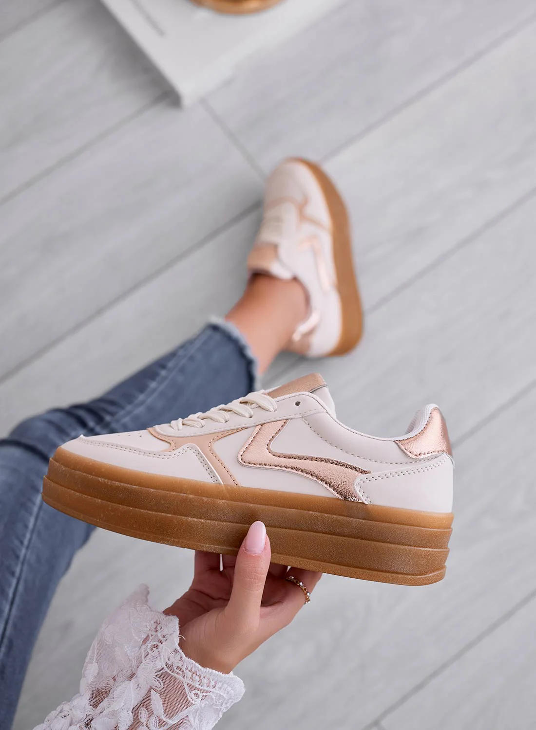 Sneakers beige con inserti champagne laminati e suola in gomma - Image 3