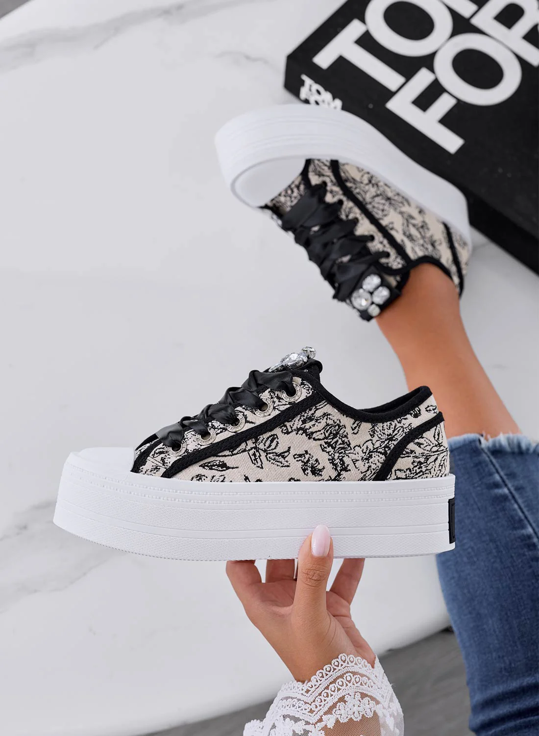 Sneakers beige a fantasia con strass e suola alta - Image 2