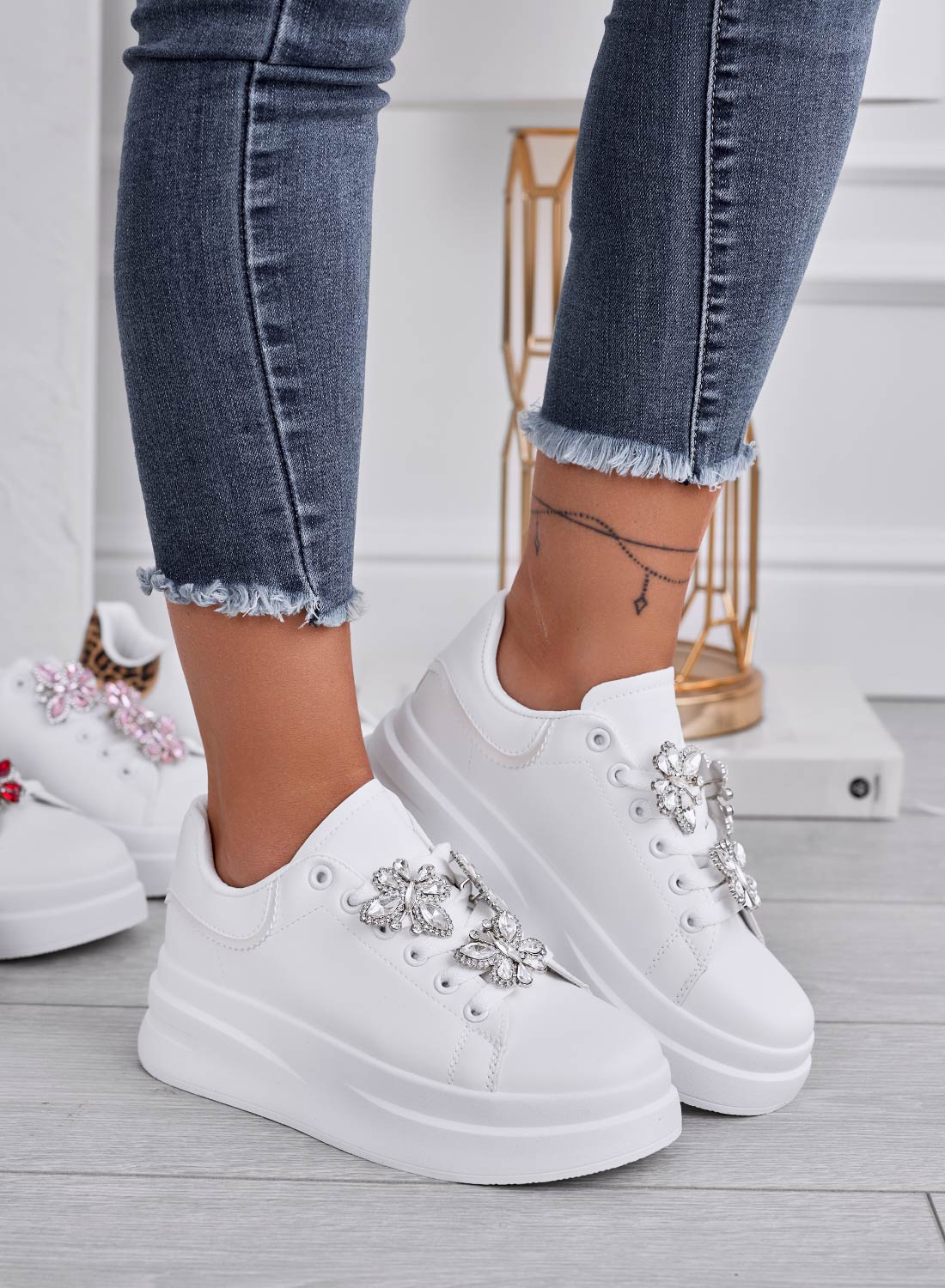 Sneakers bianche con applicazione farfalle gioiello argento - Image 2