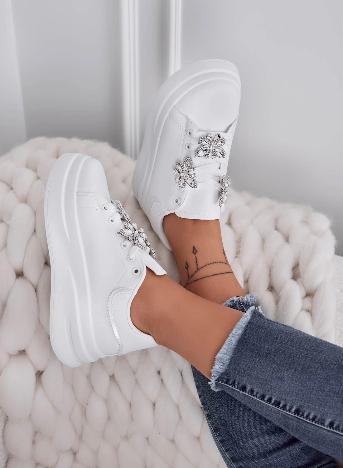 Sneakers bianche con applicazione farfalle gioiello argento - Image 3