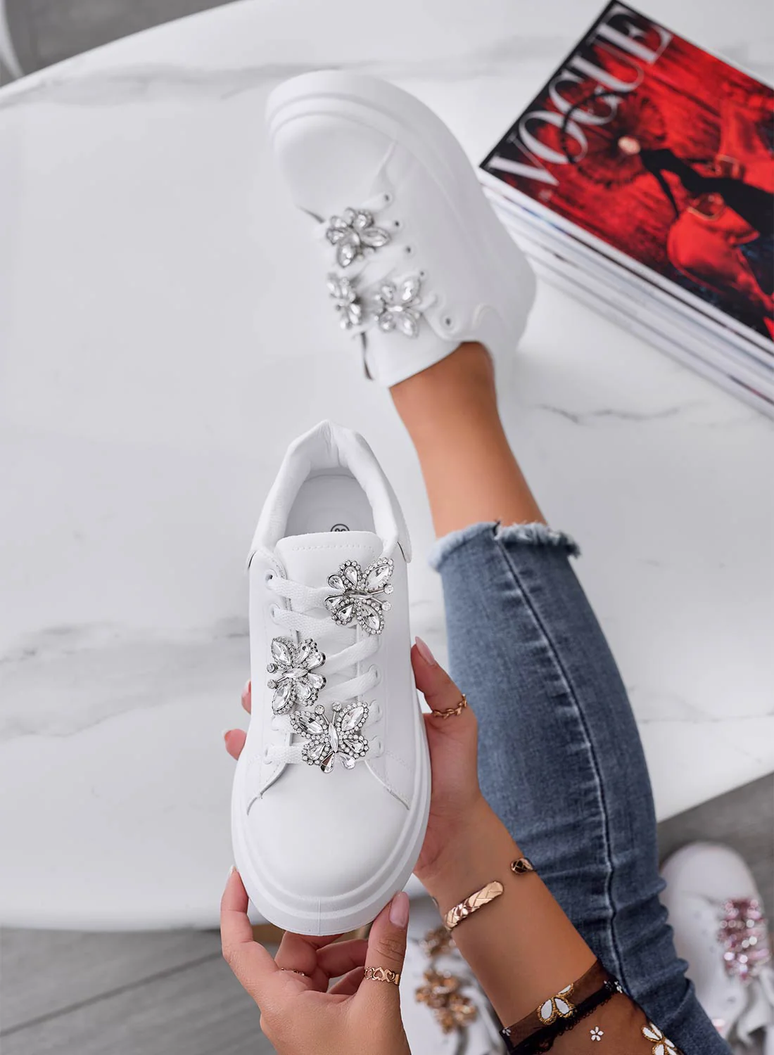 Sneakers bianche con applicazione farfalle gioiello argento - Image 4