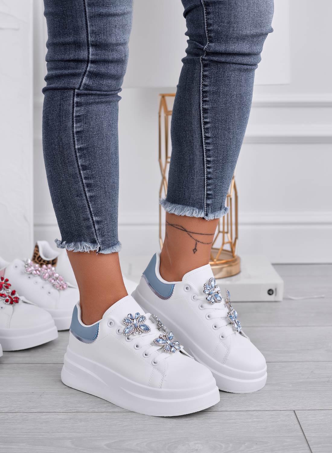 Sneakers bianche con retro azzurro e farfalle gioiello - Image 2