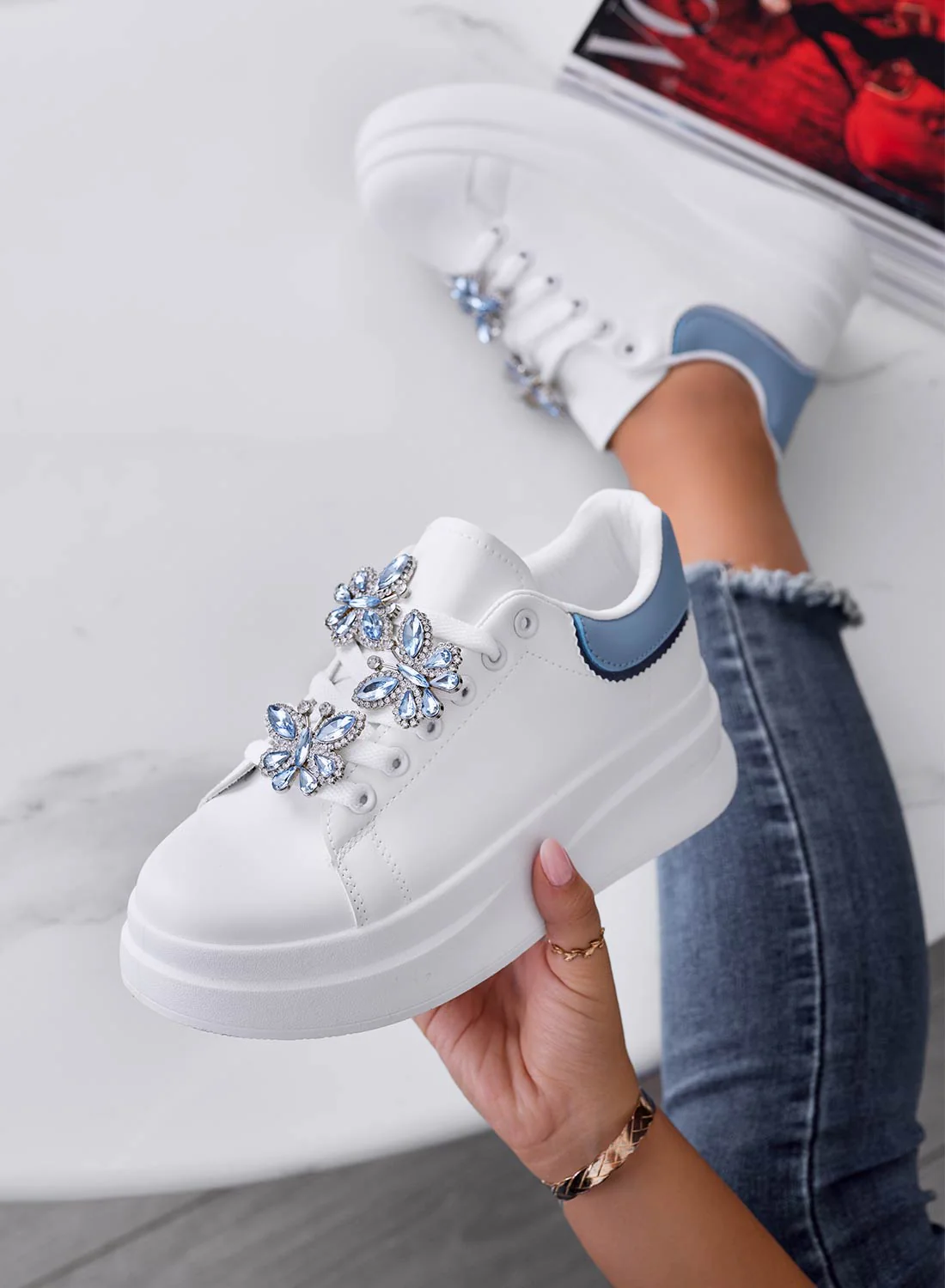 Sneakers bianche con retro azzurro e farfalle gioiello - Image 3