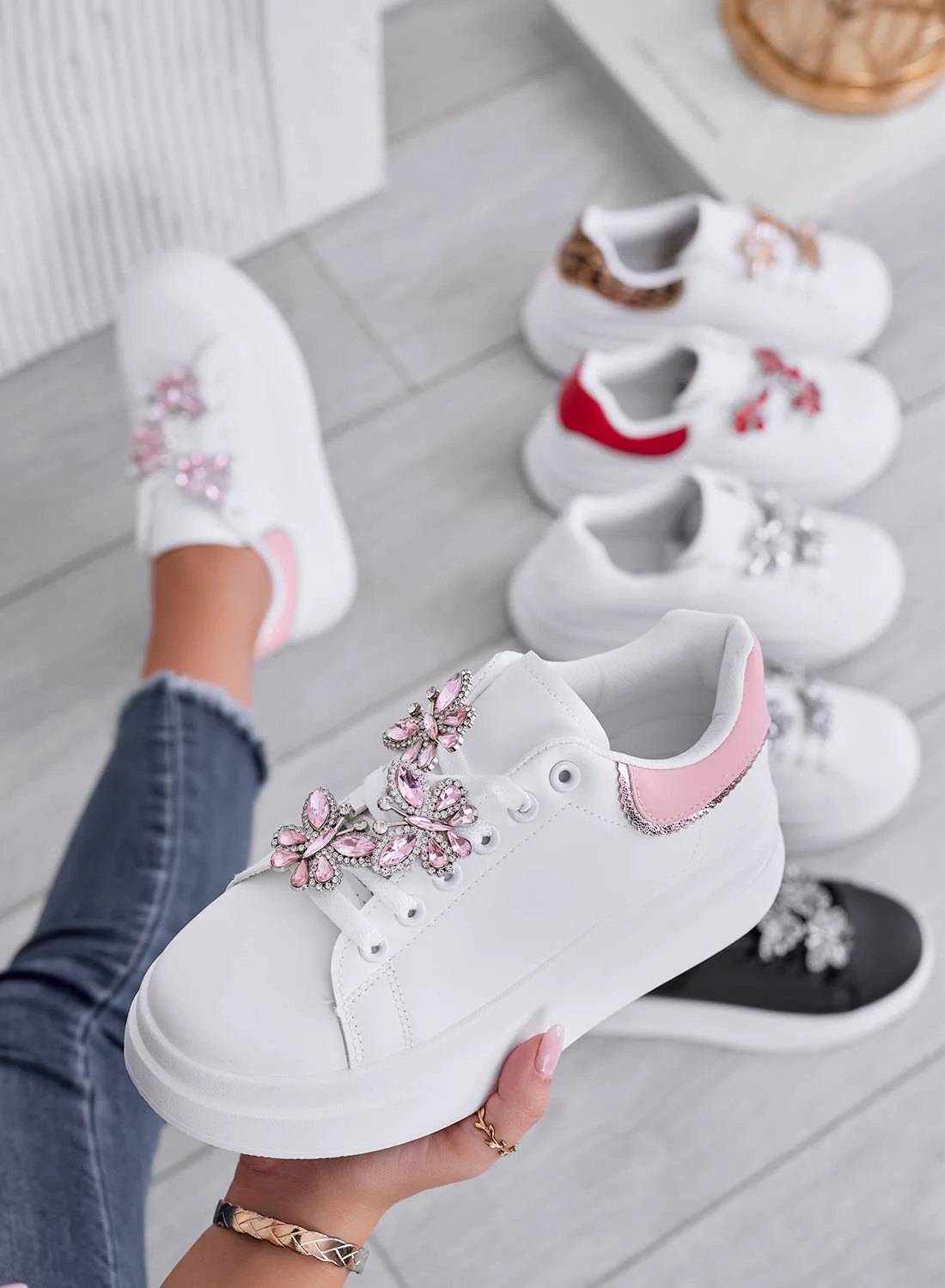 Sneakers bianche con retro rosa e farfalle gioiello