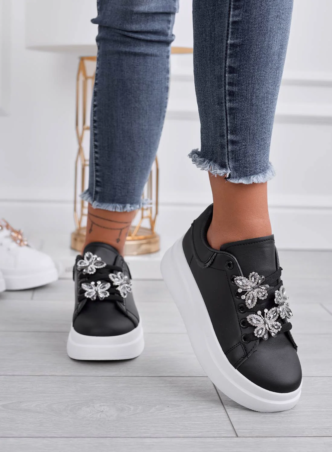 Sneakers nere con applicazione farfalle gioiello argento