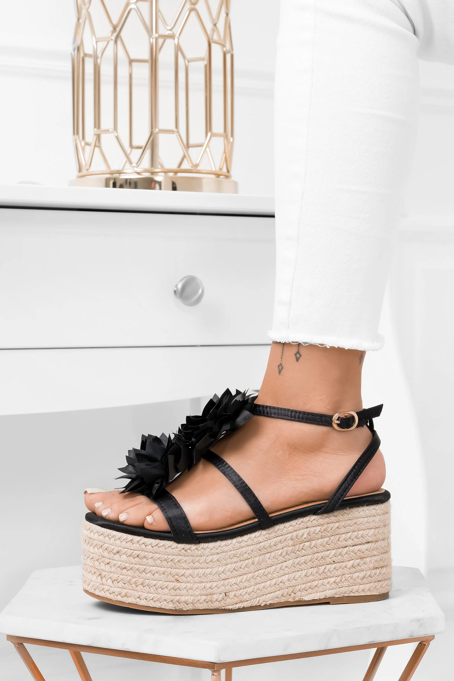 Sandali espadrilles neri in raso con fiore applicato - Image 6