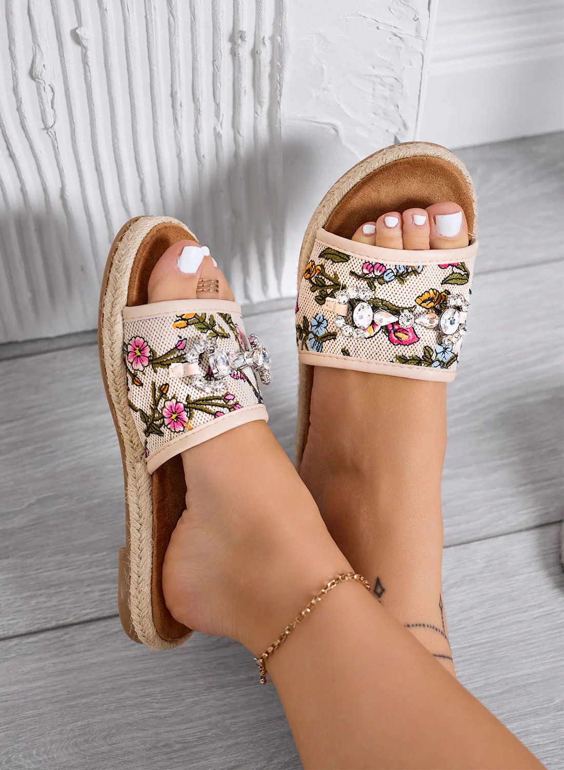 KATIA - Sandali beige Ciabatte con stampa floreale e pietre gioiello
