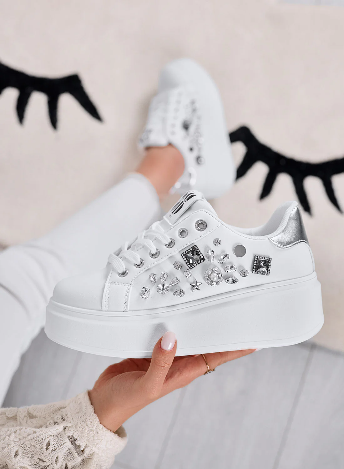 KELLY - Sneakers bianche con zeppa e applicazioni gioiello argento