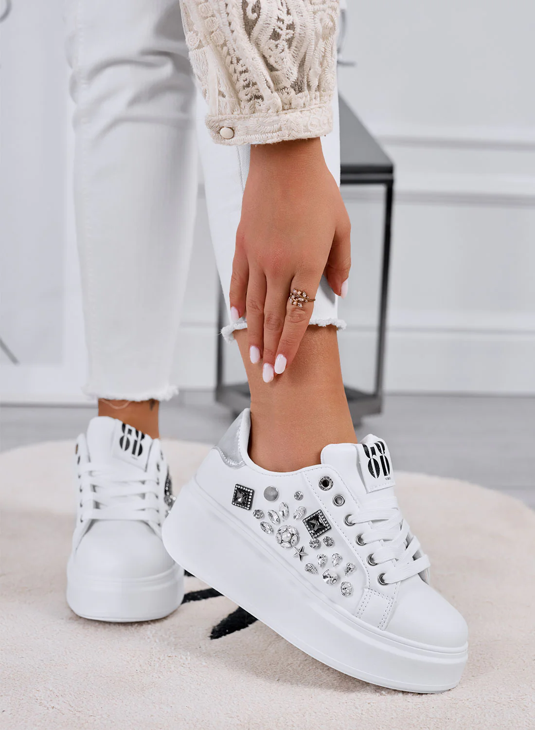KELLY - Sneakers bianche con zeppa e applicazioni gioiello argento - Image 2