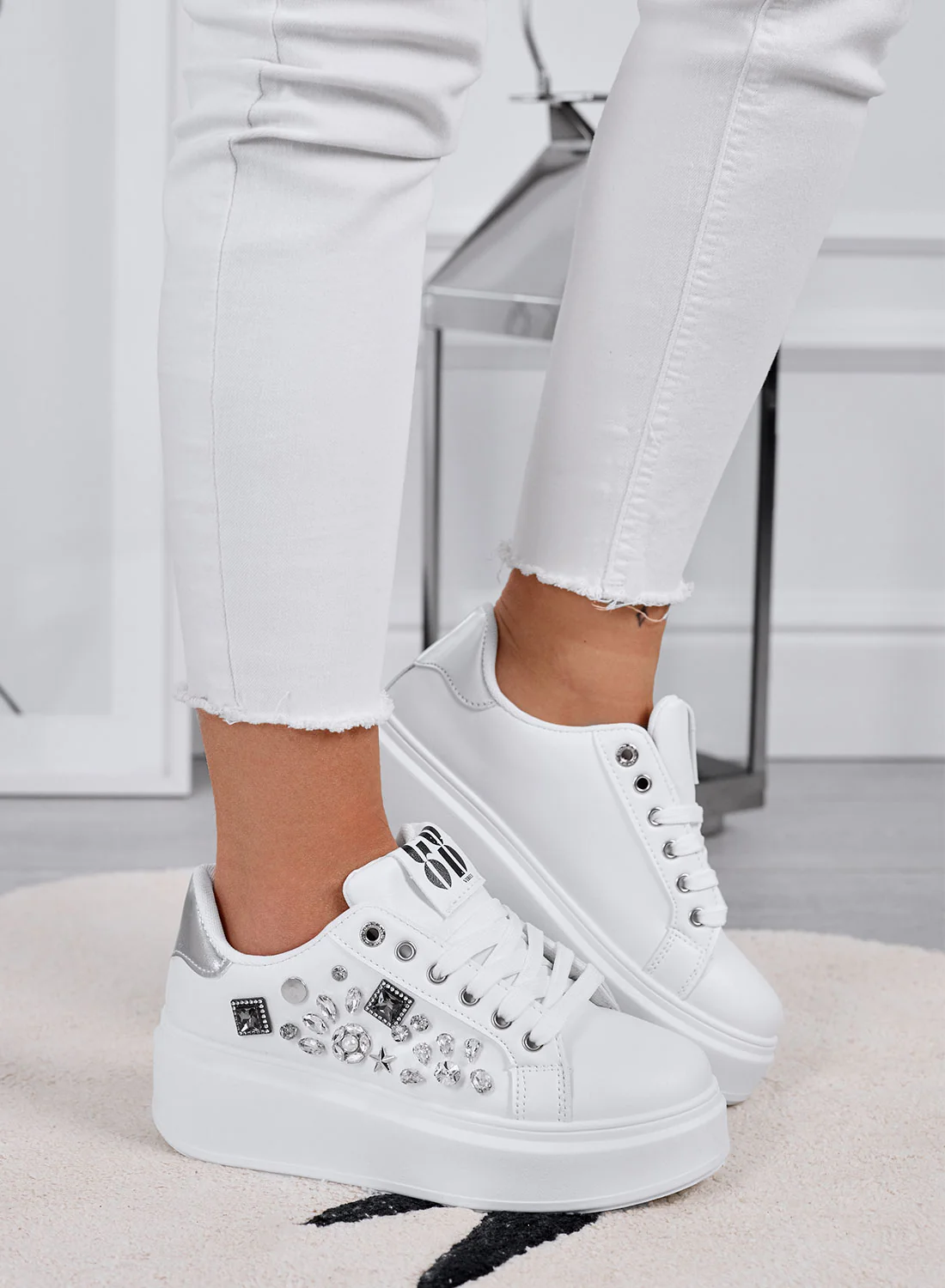 KELLY - Sneakers bianche con zeppa e applicazioni gioiello argento - Image 3