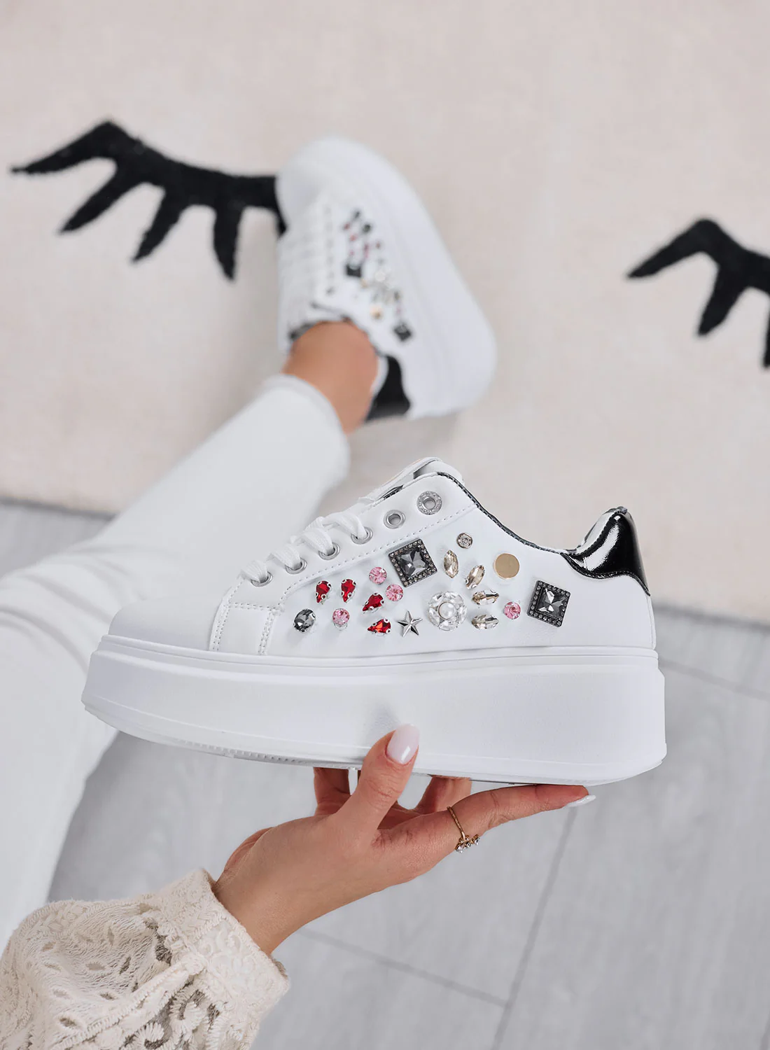 KELLY - Sneakers bianche con zeppa e applicazioni gioiello multicolor - Image 2