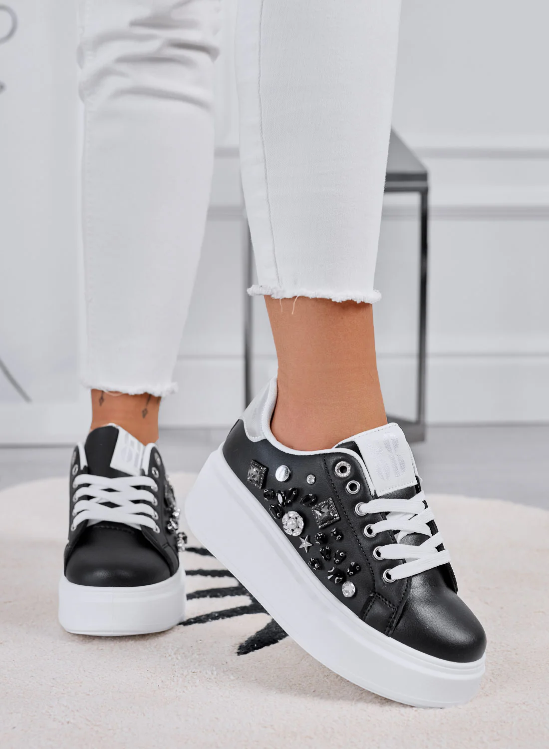KELLY - Sneakers nere con zeppa e applicazioni gioiello - Image 2