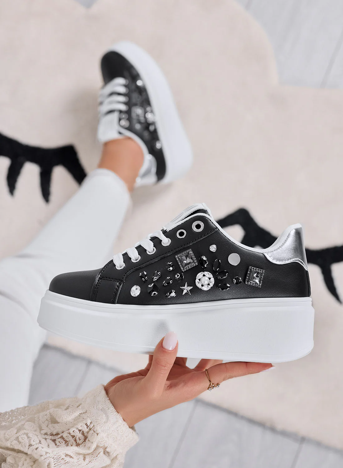 KELLY - Sneakers nere con zeppa e applicazioni gioiello - Image 3