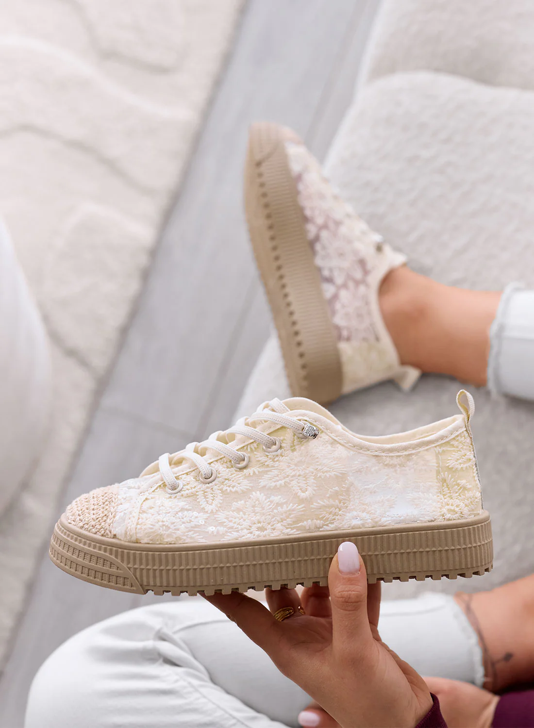KISHA - Sneakers beige in Pizzo con Effetto Trasparente - Image 3