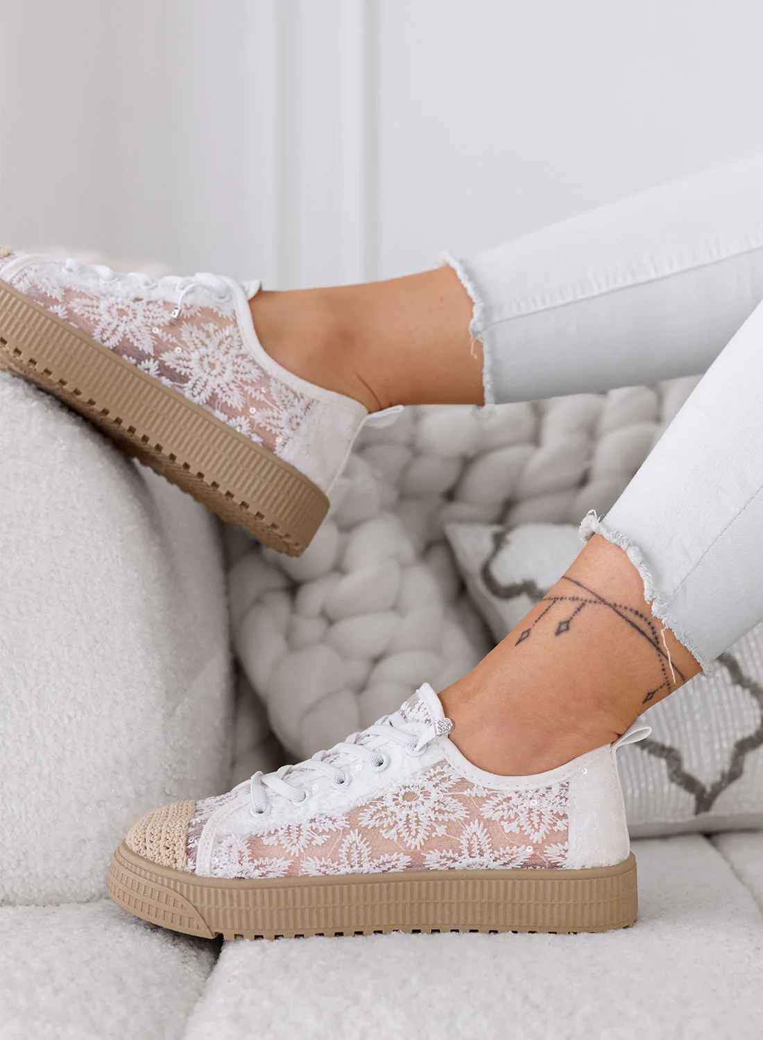 KISHA - Sneakers bianche in Pizzo con Effetto Trasparente - Image 3