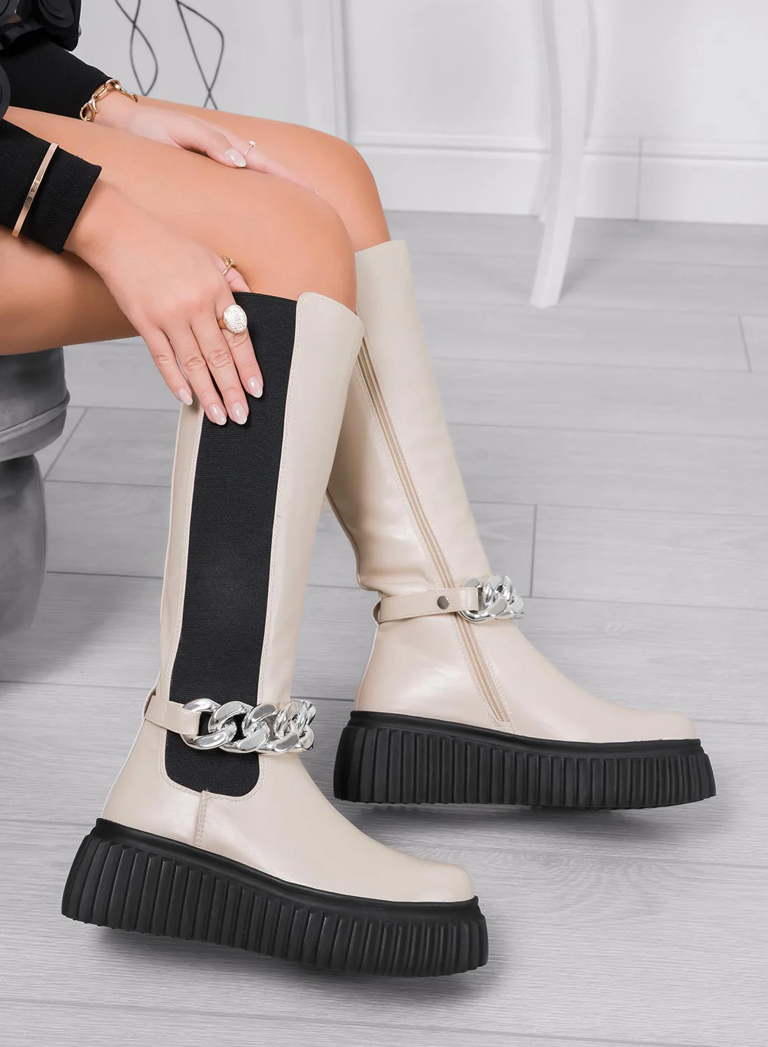 Stivali beige Alexoo con elastico e catena removibile - Image 6