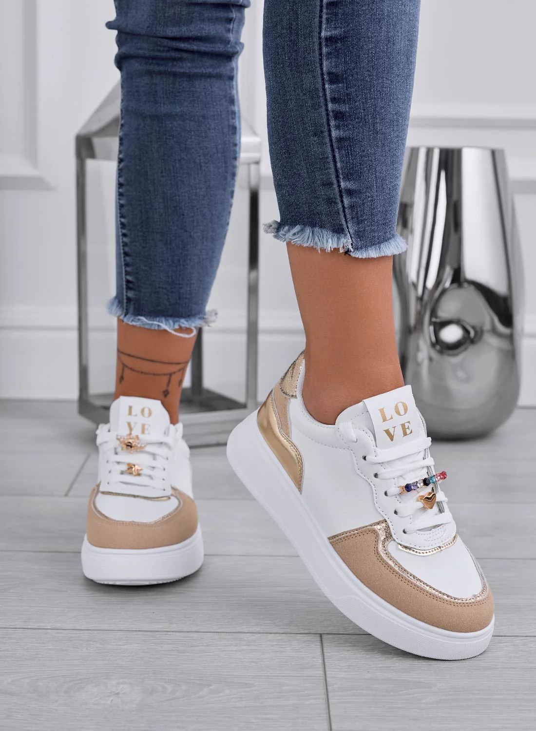 LAUREL - Sneakers bianche con inserti beige e applicazioni gioiello - Image 2