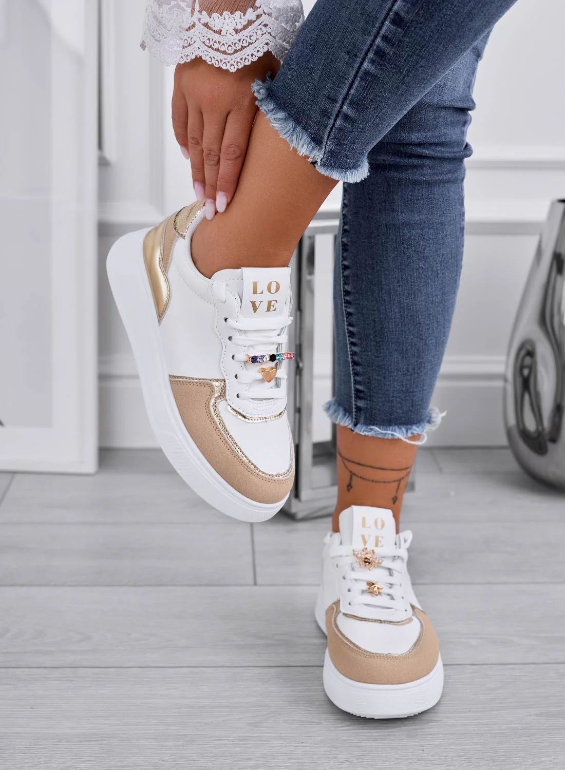 LAUREL - Sneakers bianche con inserti beige e applicazioni gioiello - Image 3