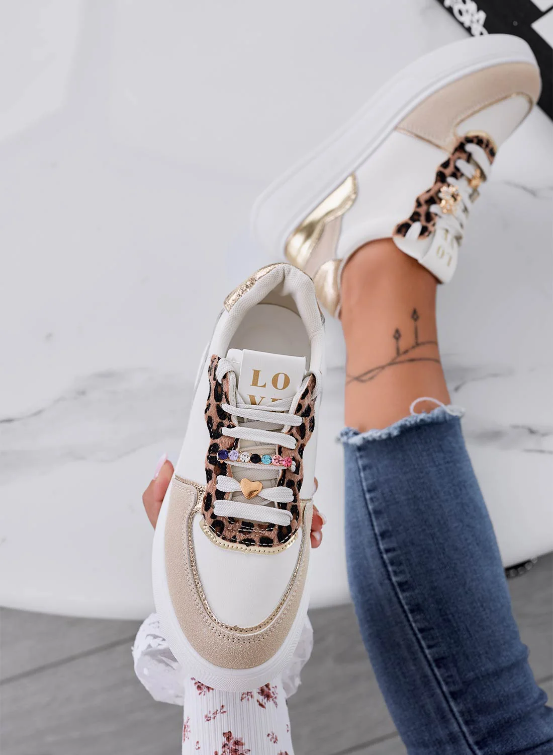 LAUREL - Sneakers bianche con inserti maculati e applicazioni gioiello - Image 3