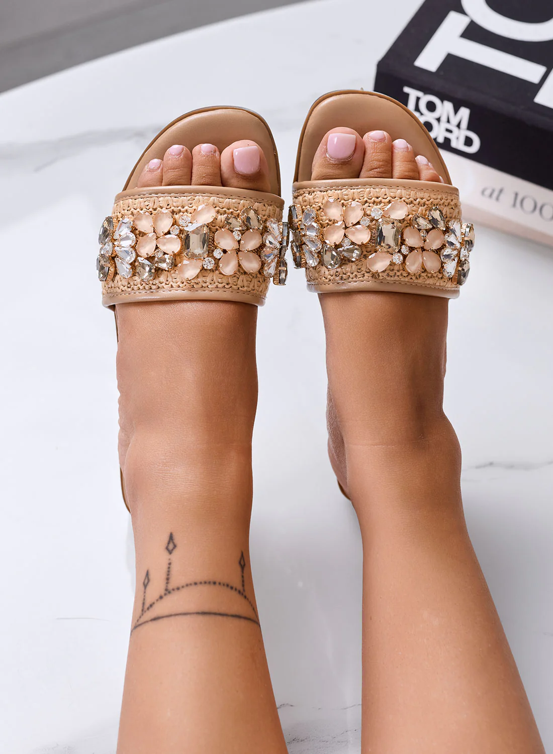LAVINIA - Sandali Ciabatte beige con Fascia In pizzo e strass - Image 3