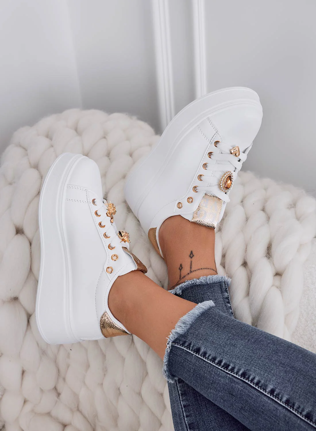 LIANA - Sneakers bianche oro con suola spessa e coccinelle gioiello - Image 3