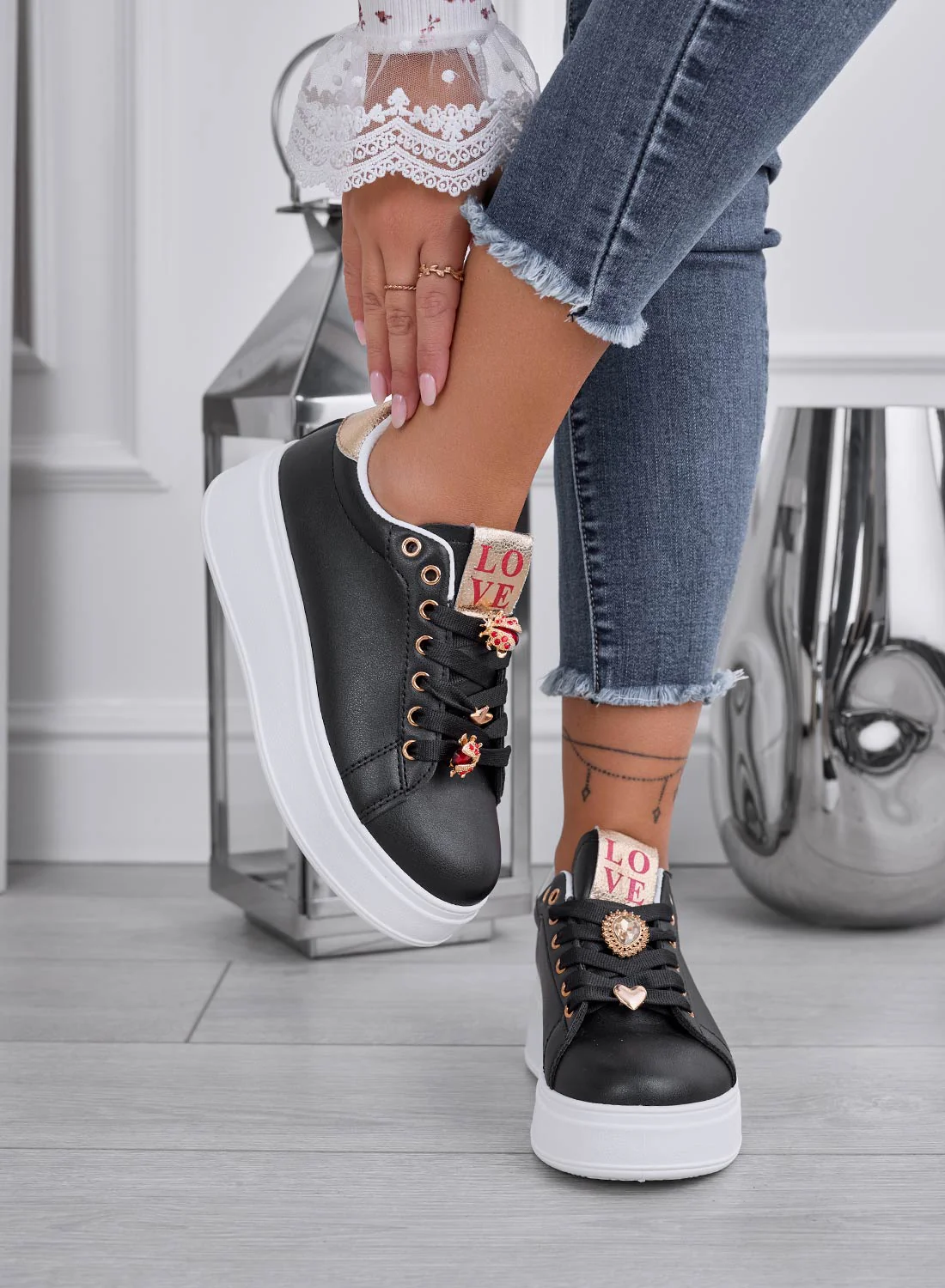 LIANA - Sneakers nere con suola spessa e coccinelle gioiello - Image 2