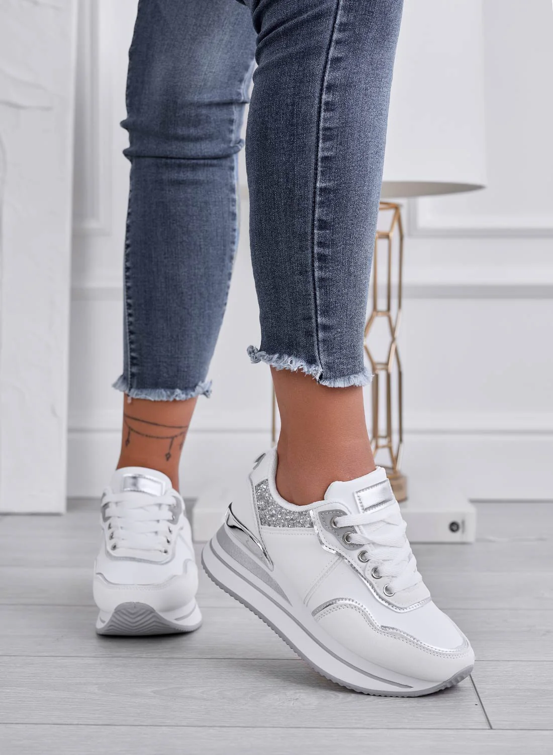 LIARS - Sneakers bianche con glitter argento e zeppa - Image 2