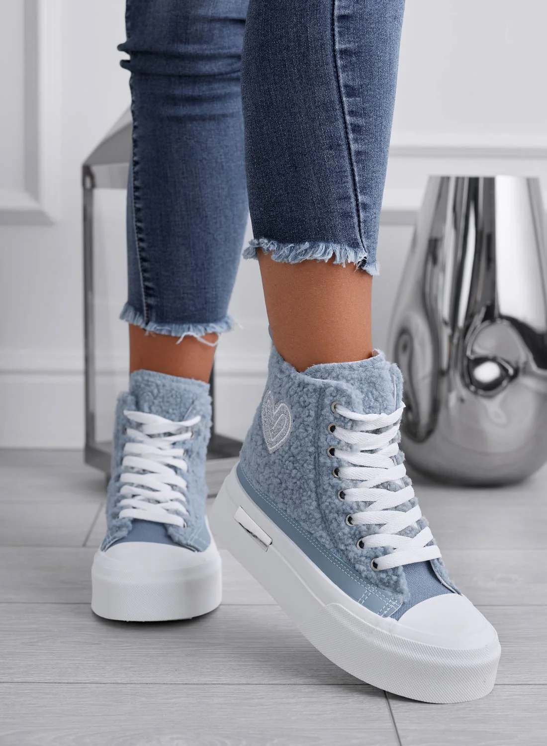 Sneakers azzurre alte in ecopelliccia con cuore argento