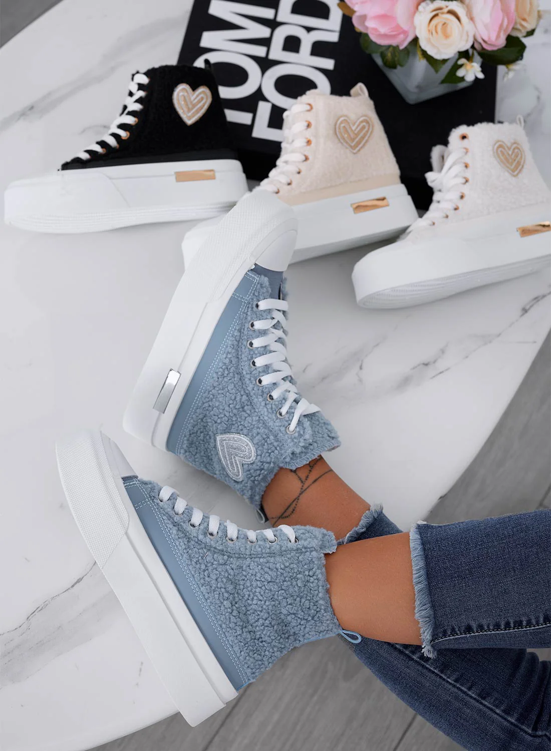 Sneakers azzurre alte in ecopelliccia con cuore argento - Image 3