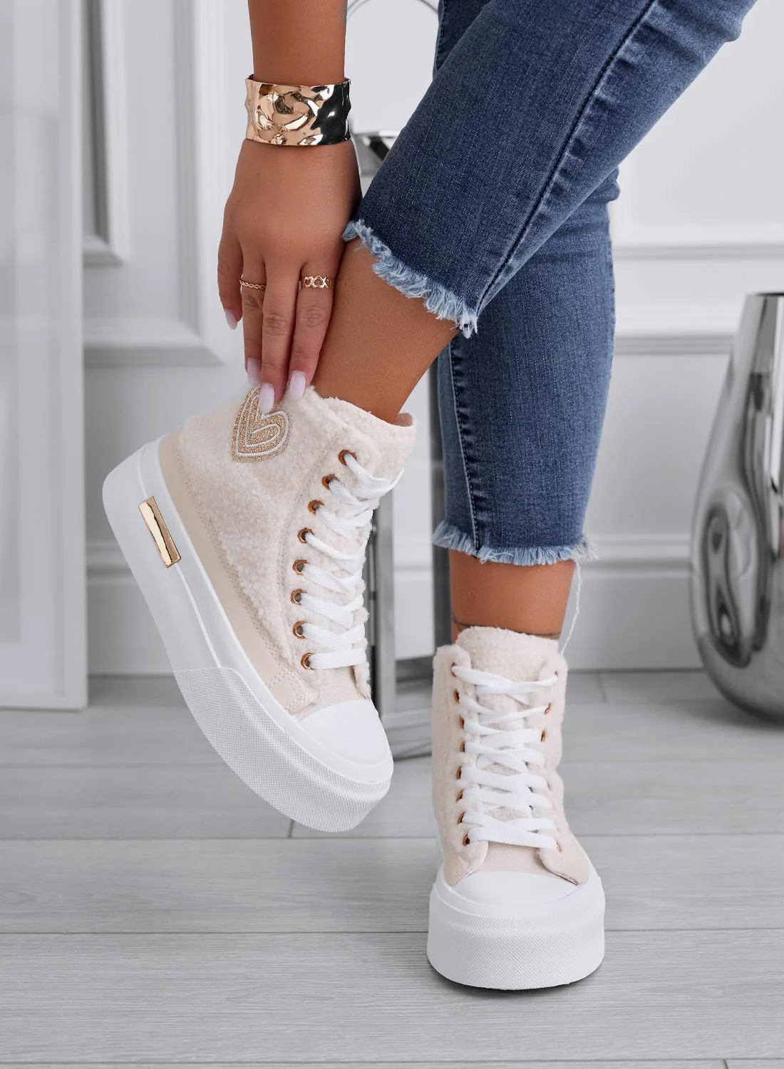 Sneakers beige alte in ecopelliccia con cuore oro - Image 2