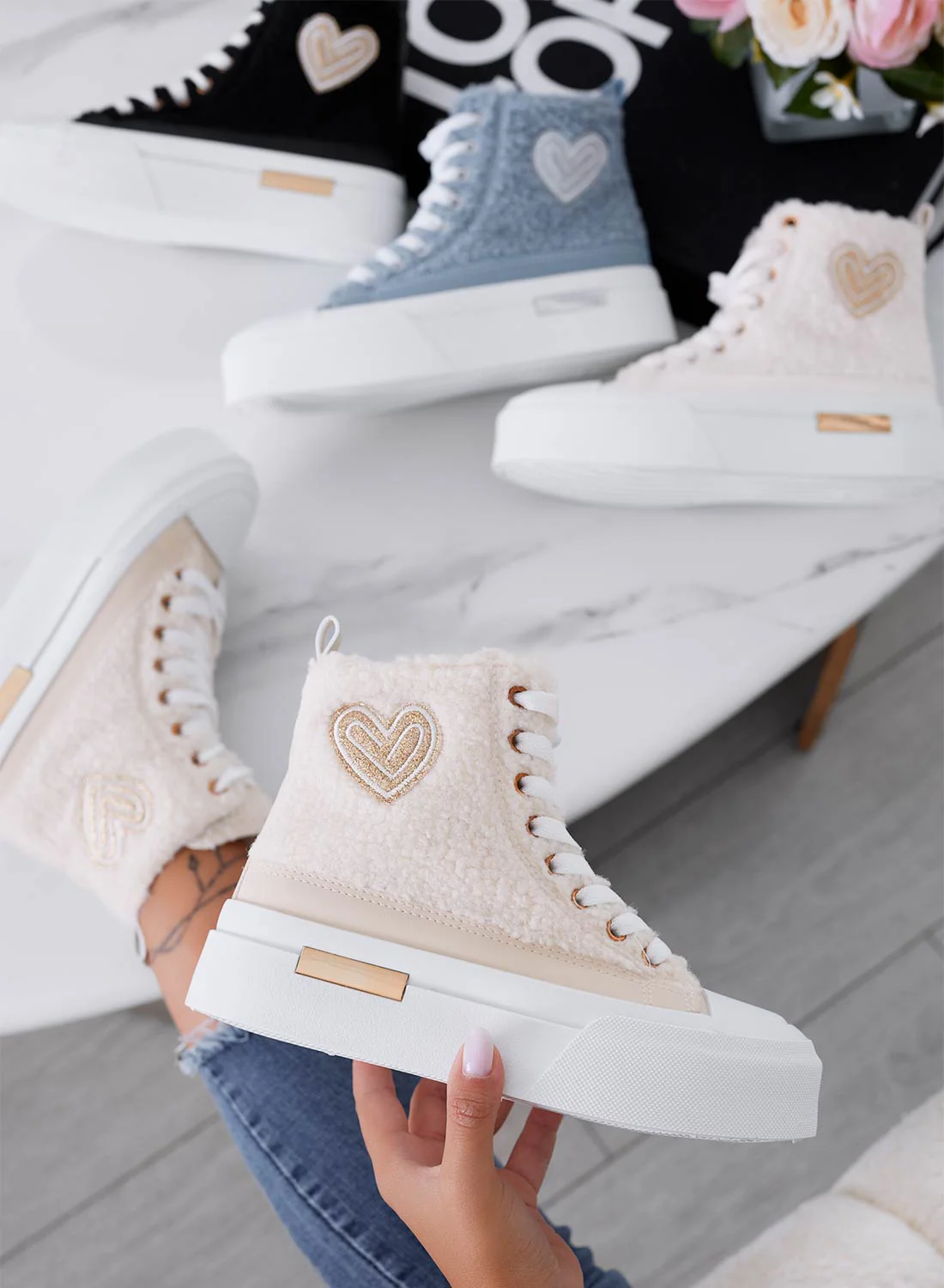 Sneakers beige alte in ecopelliccia con cuore oro - Image 3
