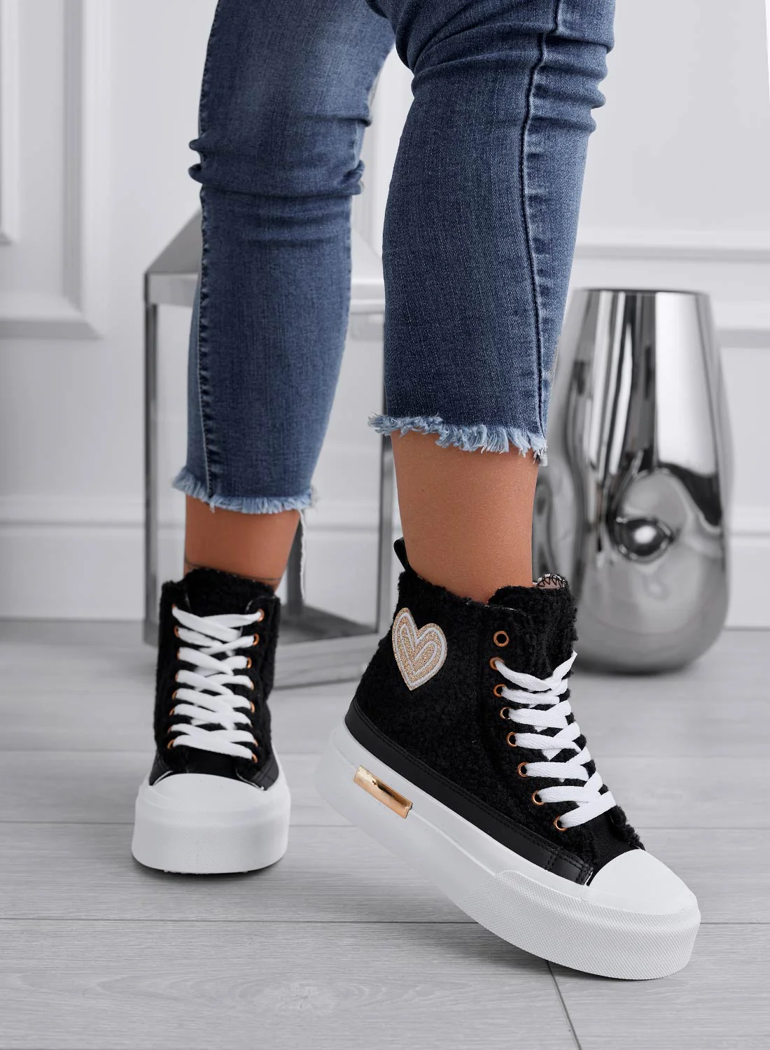 Sneakers nere alte in ecopelliccia con cuore oro