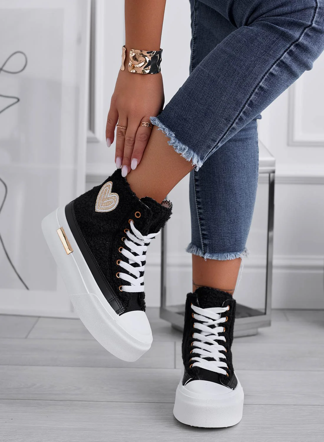 Sneakers nere alte in ecopelliccia con cuore oro - Image 2
