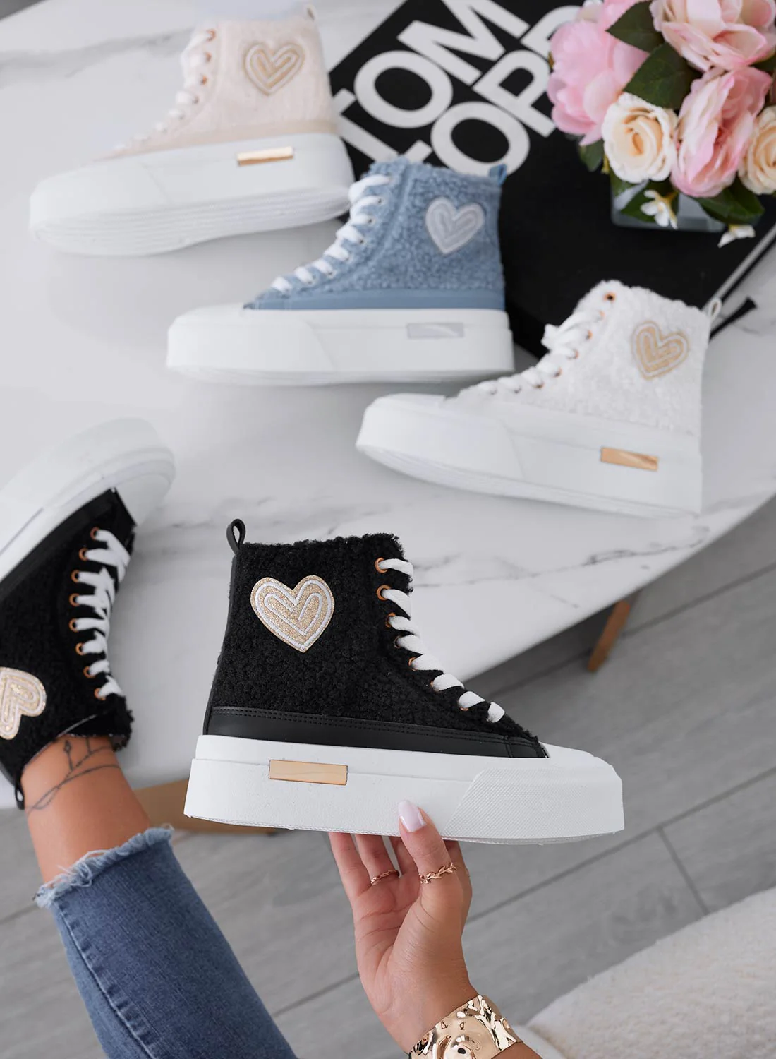 Sneakers nere alte in ecopelliccia con cuore oro - Image 3