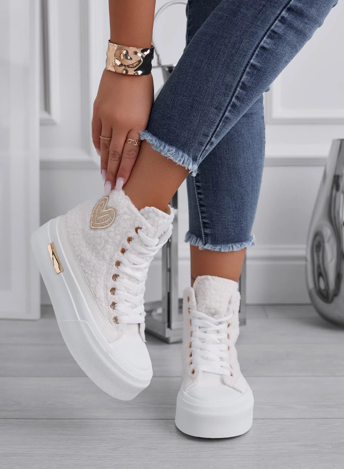 Sneakers panna alte in ecopelliccia con cuore oro - Image 2