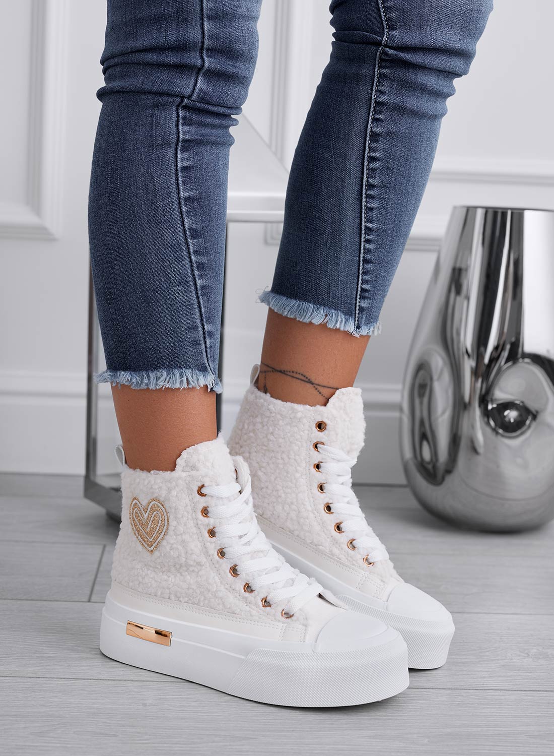 Sneakers panna alte in ecopelliccia con cuore oro - Image 3